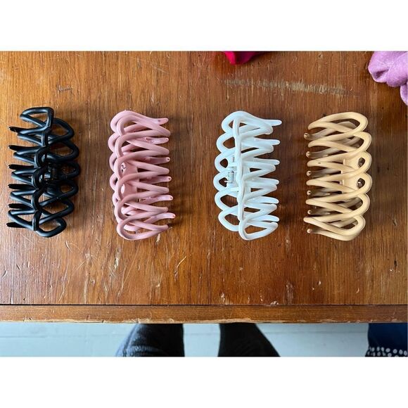 Bundle of hair claw clips pink black, white and beige OS - Picture 1 of 1
